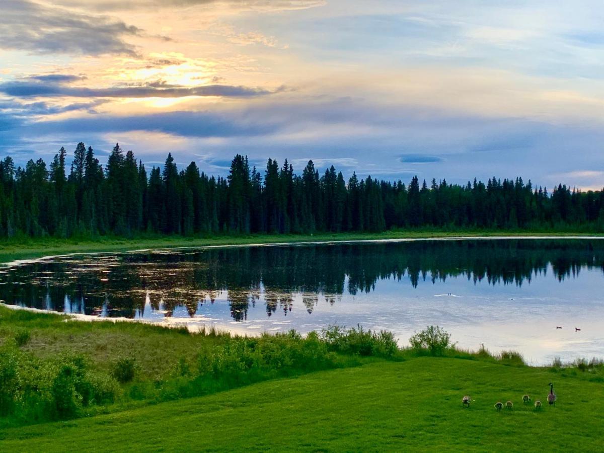 Schott'S Lake Conference & Resort Sundre Buitenkant foto